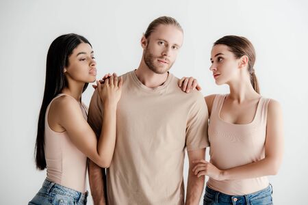 Gutaussehende Mädels Verführen Einander Im Bett Gutaussehende Mädels Verführen Einander Im Bett